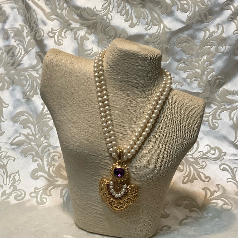 AVON Vintage 90s Elizabeth Taylor Pearl Necklace /Gold Pendant & Purple Stone